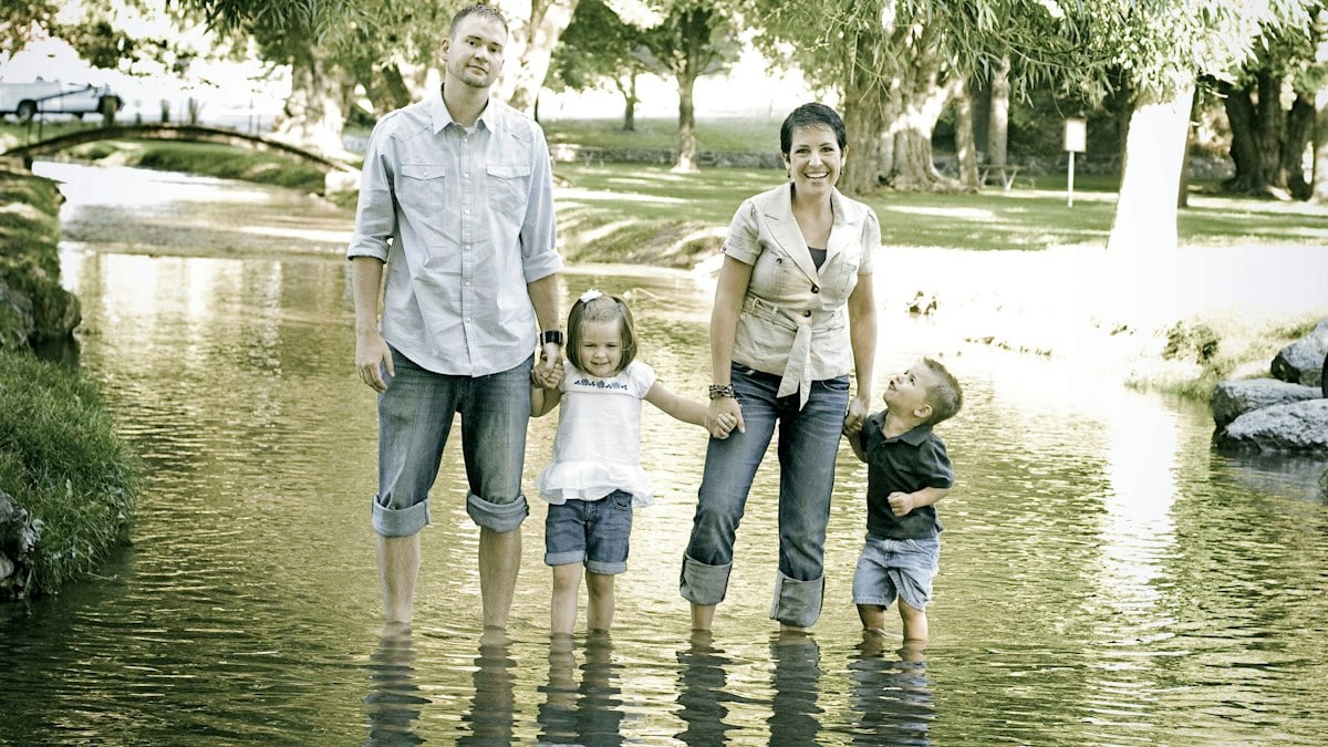 Family pictures standing in a stream or river, laughing and getting their feet wet. 


https://www.instagram.com/AwCreativeUT/
https://www.awedcreative.com/
https://www.awcreativeut.com
#AwCreativeUT #awcreative #AdamWinger Adam Winger